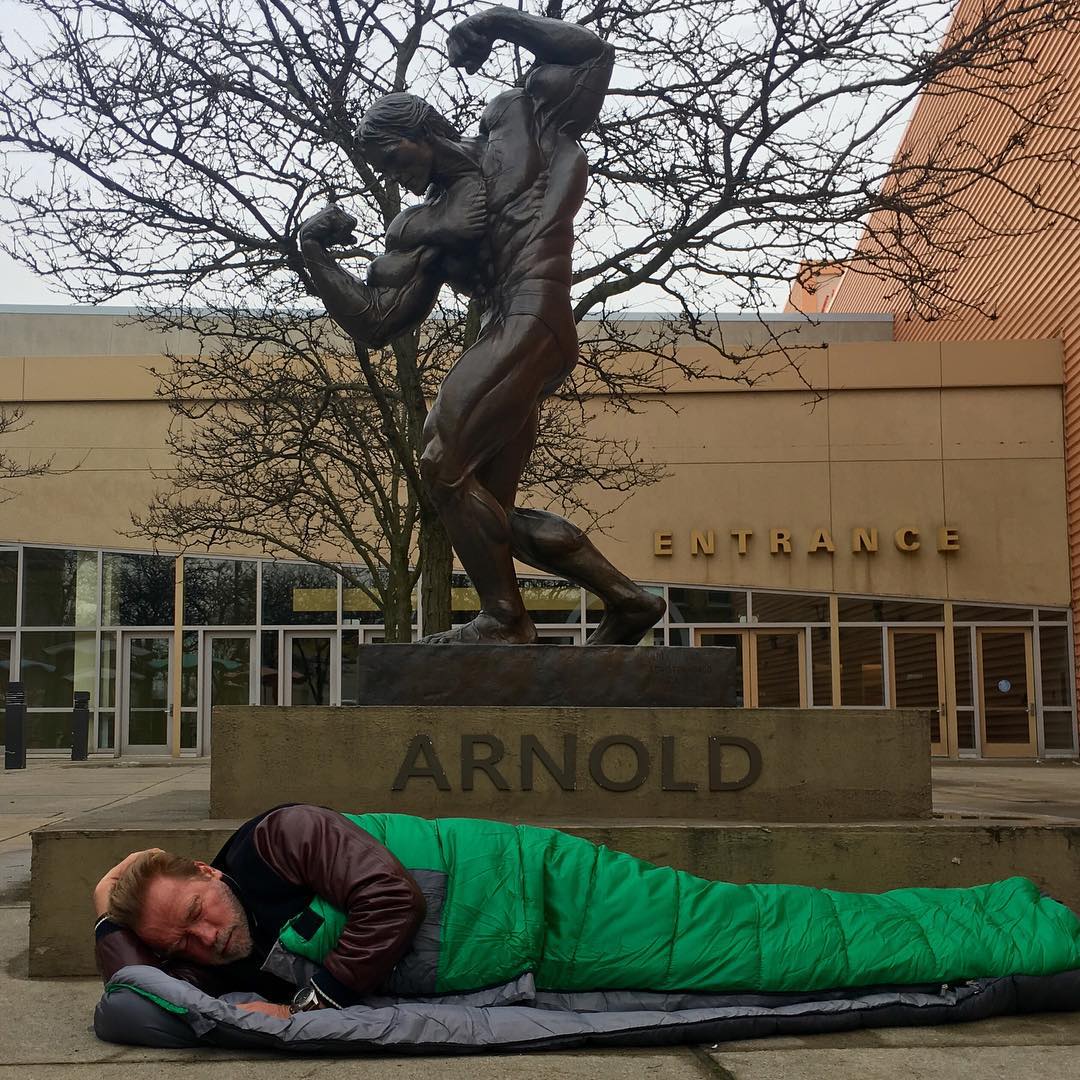 Arnold Schwarzenegger oda tutamadığı için kendi heykelinin önünde mi yattı?